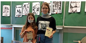 Ina Wolff und Lilith Reimer (links) stellen ihren Mitschülern verschiedene Bücher vor